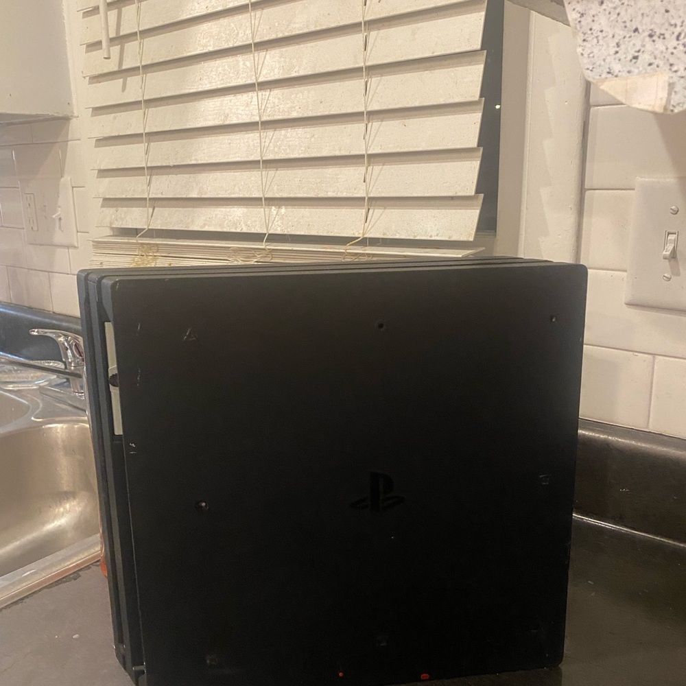PS4 pro - Picture 4 of 5